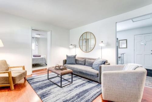 Glass Street Bungalow HOT TUB Walk to Franklin — 4-Star Luxury Hotel in Franklin, United States