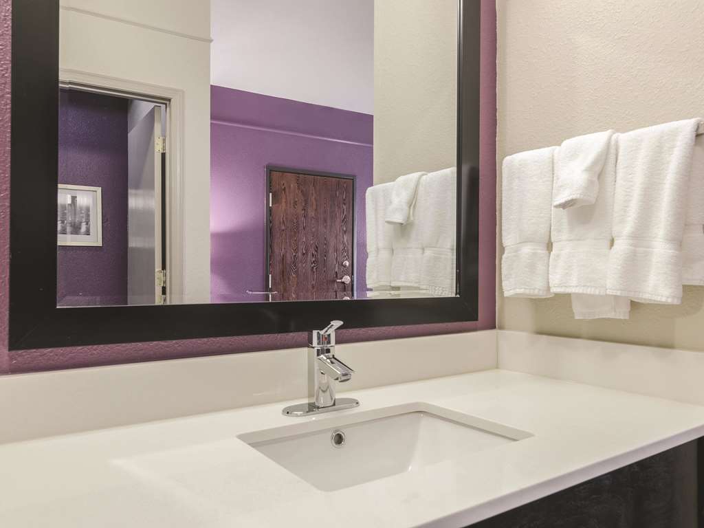 La Quinta Inn & Suites by Wyndham Kansas City Airport - photo 25