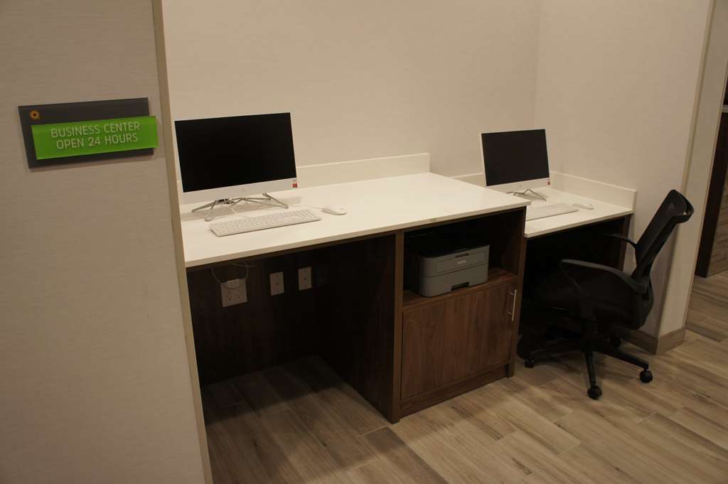 La Quinta Inn & Suites by Wyndham Littleton Red Rocks - photo 30