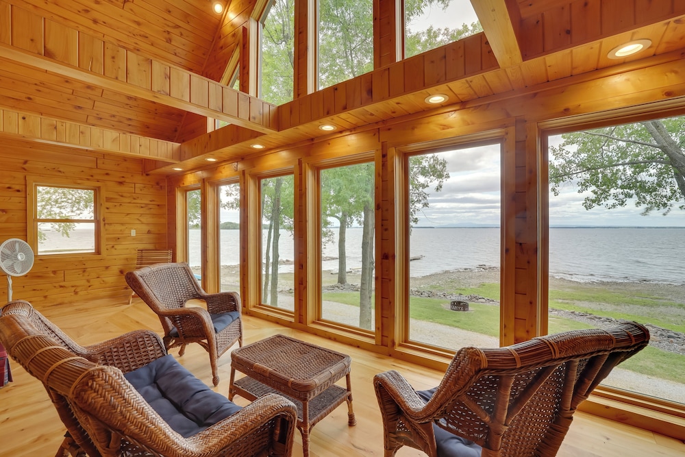 Lake Champlain Vacation Rental with Boat Dock — 4-Star Luxury Hotel in Saint Albans, United States