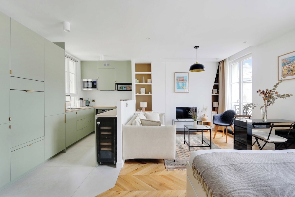 Charming Studio 2P Canal — 4-Star Luxury Hotel in Paris, France