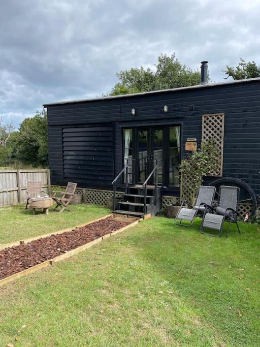 Oak Tree Lodge: Unique 2 level Shepherd's Hut: Dartmouth — 4-Star Luxury Hotel in Dartmouth, United Kingdom