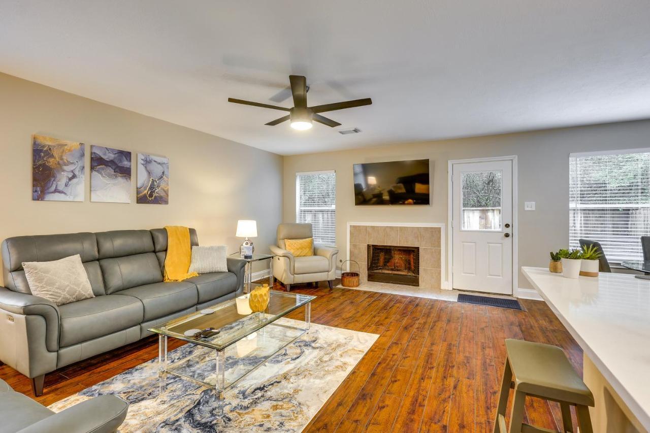 Modern Woodlands Townhome with Spacious Yard And Patio — hotel in The Woodlands