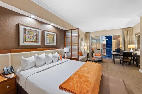 Lucky Gem Penthouse & Luxury Suites at Signature Resort Balcony Strip View 1607