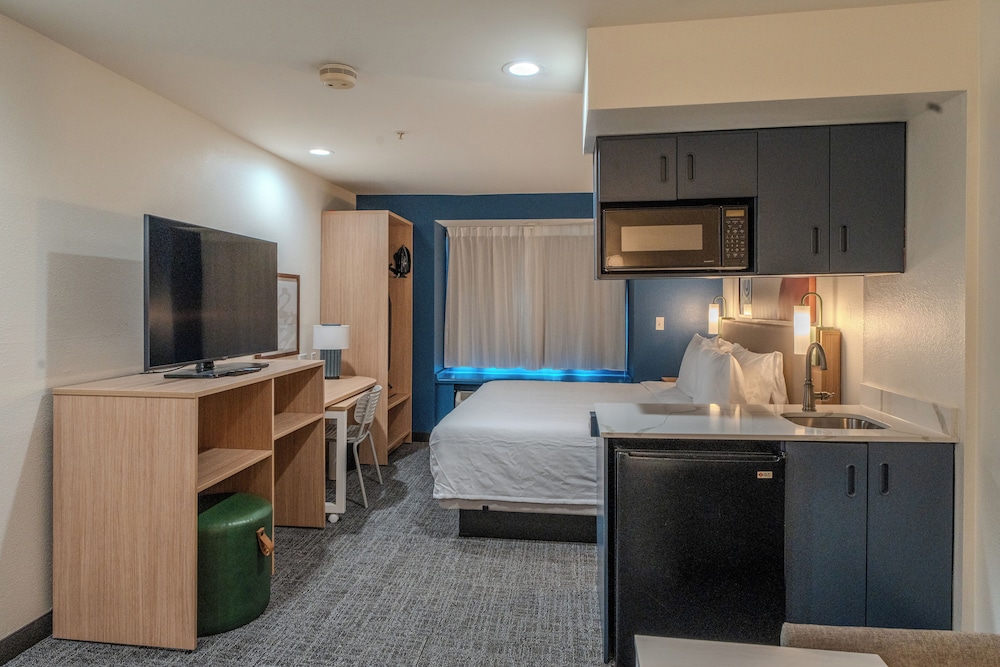 Spark by Hilton Sterling Dulles Airport - photo 13