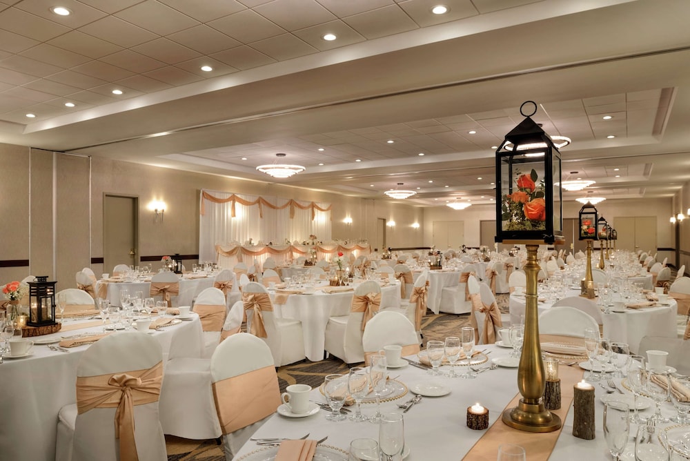 Embassy Suites by Hilton Milwaukee Brookfield - photo 93