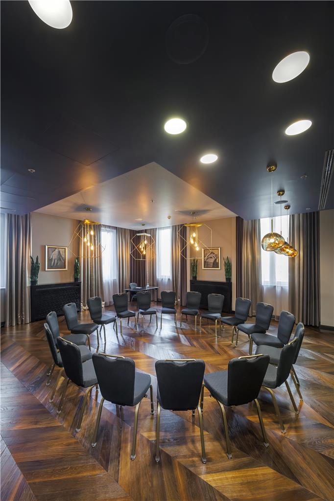 Park Plaza Lounge Chaircircle