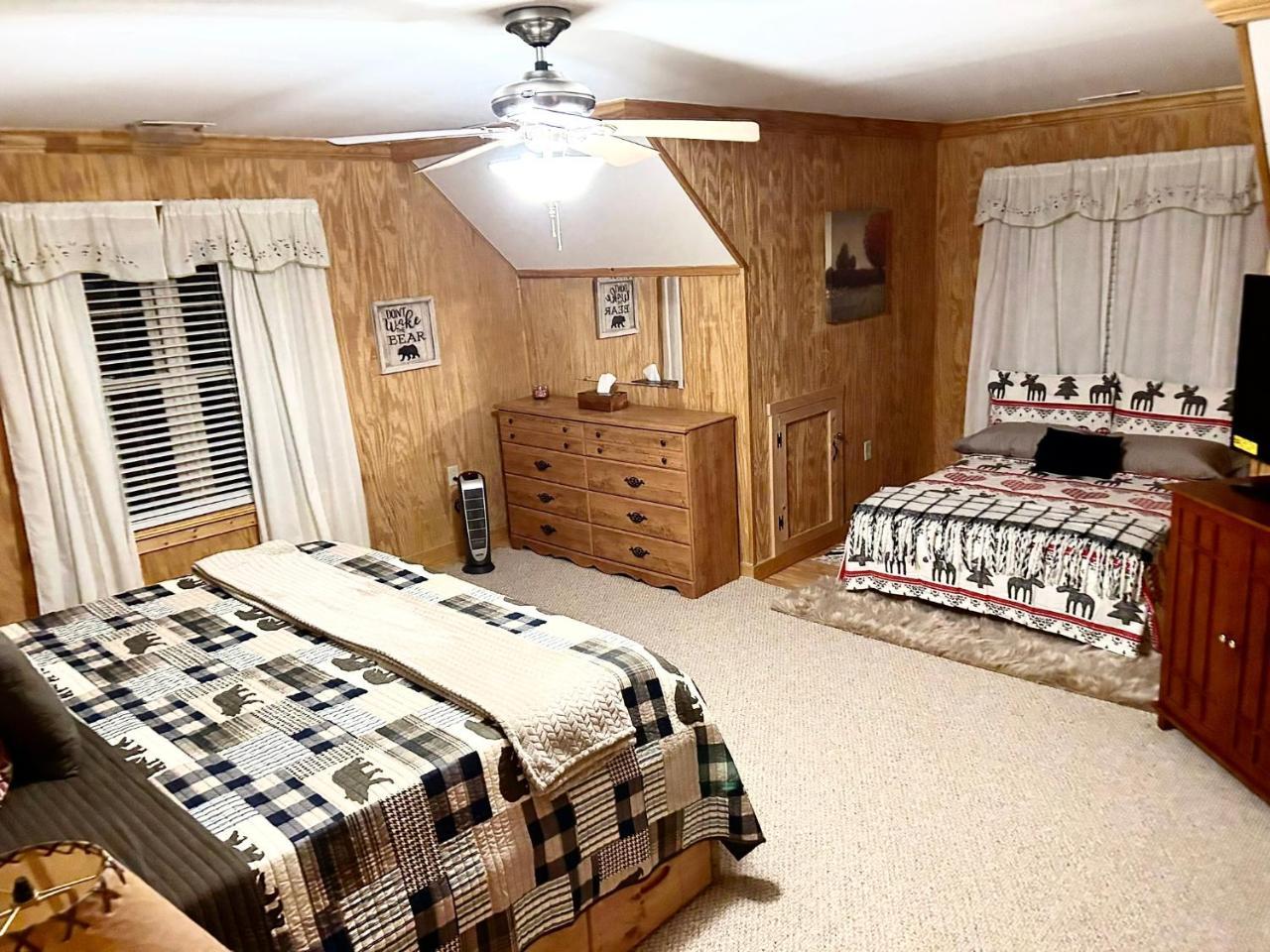 One of a Kind Rustic Log Cabin near Bryce Resort Large Game Room Fire Pit Large Deck BBQ — 4-Star Luxury Hotel in Basye, United States