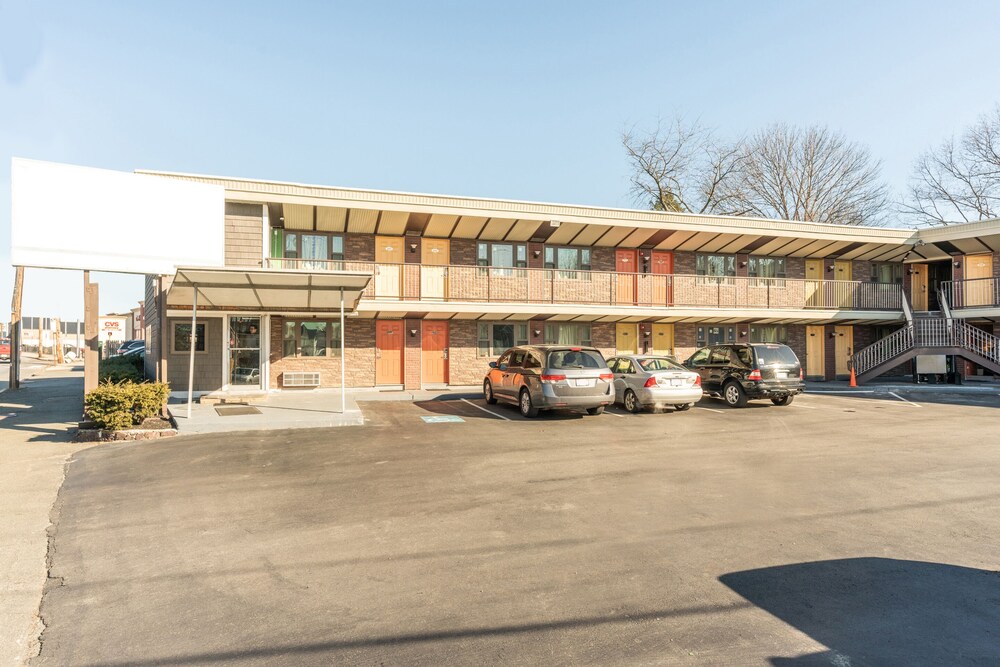 OYO Hotel Malden MA Broadway - photo 15