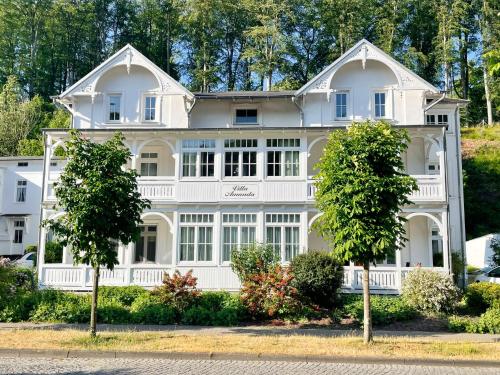 strandnahe FeWo in zentraler aber ruhiger Lage in Binz Villa Amanda FeWo Nr 09 — 4-Star Luxury Hotel in Ostseebad Binz, Germany