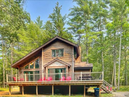 ADK Cabin with Hot Tub Near Whiteface Lake Placid Fire Pit Game Rm — 4-Star Luxury Hotel in Jay, United States