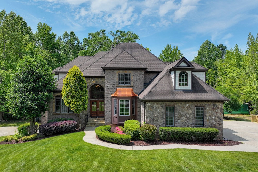 Luxury Estate Private Hot Tub and Pickleball Court — hotel in Wake Forest