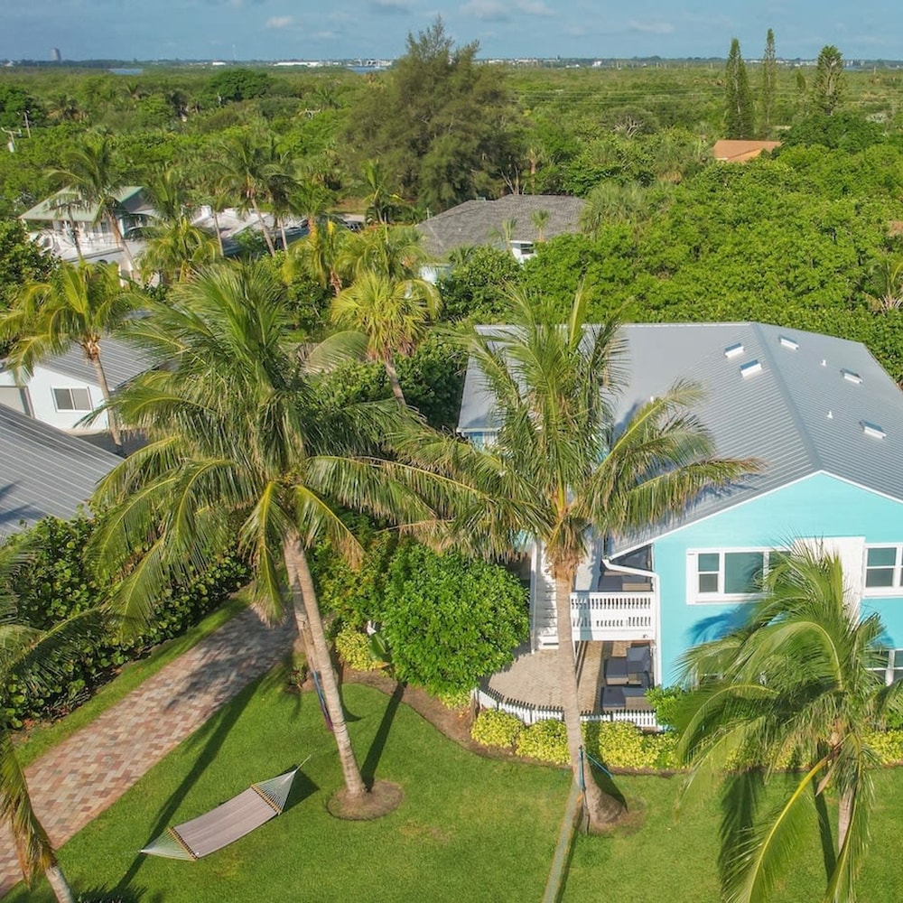 Fort Pierce 2BD 2BA Tropical Surfside Retreat in Fort Pierce, United States