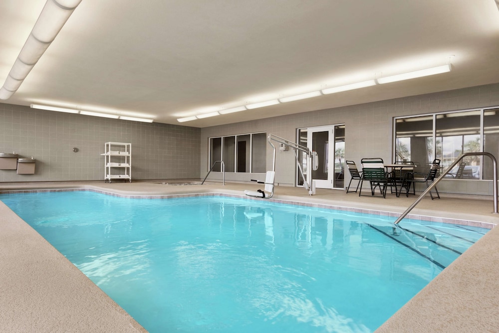 Hampton Inn & Suites Brunswick - photo 25
