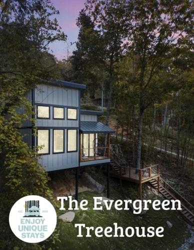 The Evergreen Treehouse with Winter Views — 4-Star Luxury Hotel in Wildwood, United States