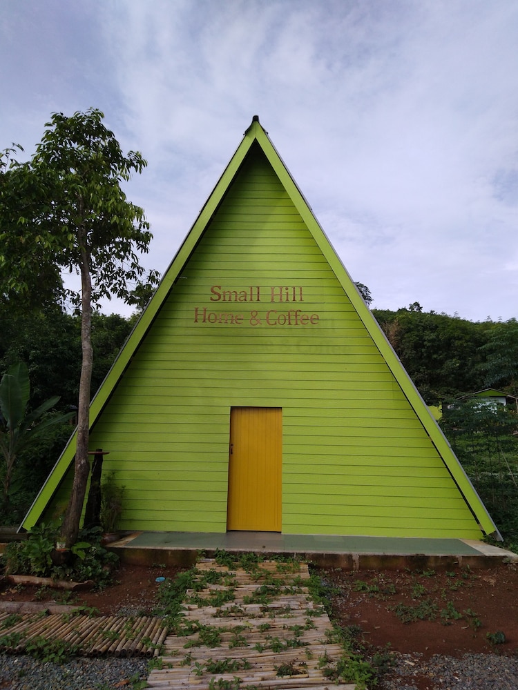 Small Hill - carbon neutral hotel in Laem Ngop
