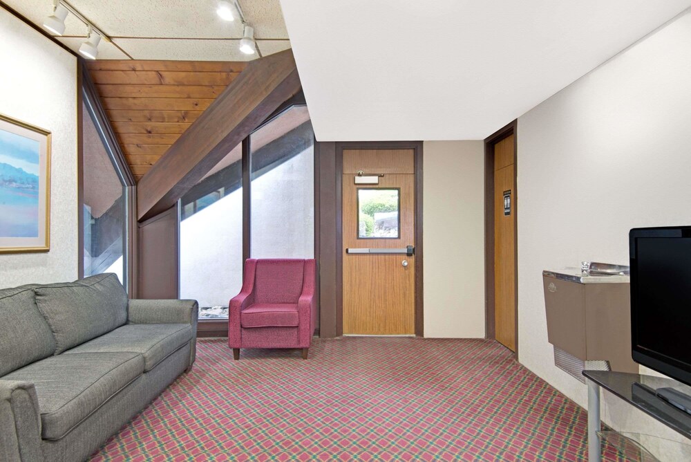 Days Inn by Wyndham Washington Pennsylvania - photo 3