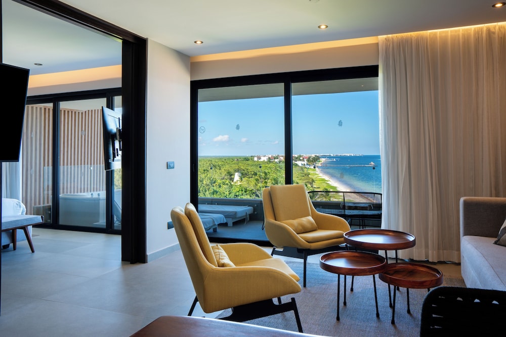 The Fives Oceanfront Puerto Morelos