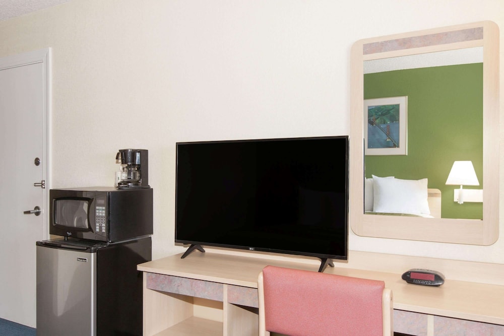 Travelodge by Wyndham Los Banos CA - photo 10