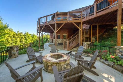 Hidden Vista Lodge hot tub game room views — 4-Star Luxury Hotel in Black Mountain, United States
