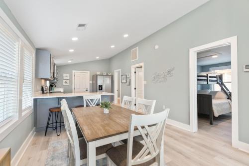 222 W Ashley Sea Breeze Minutes to the Ocean and Downtown Folly Beach - photo 4