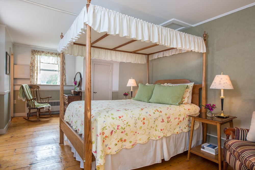 Brass Lantern Inn - photo 7
