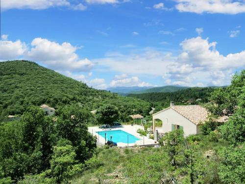 Spacieuse villa à Saint Jean du Pin avec piscine privée — 4-Star Luxury Hotel in La Tour, France