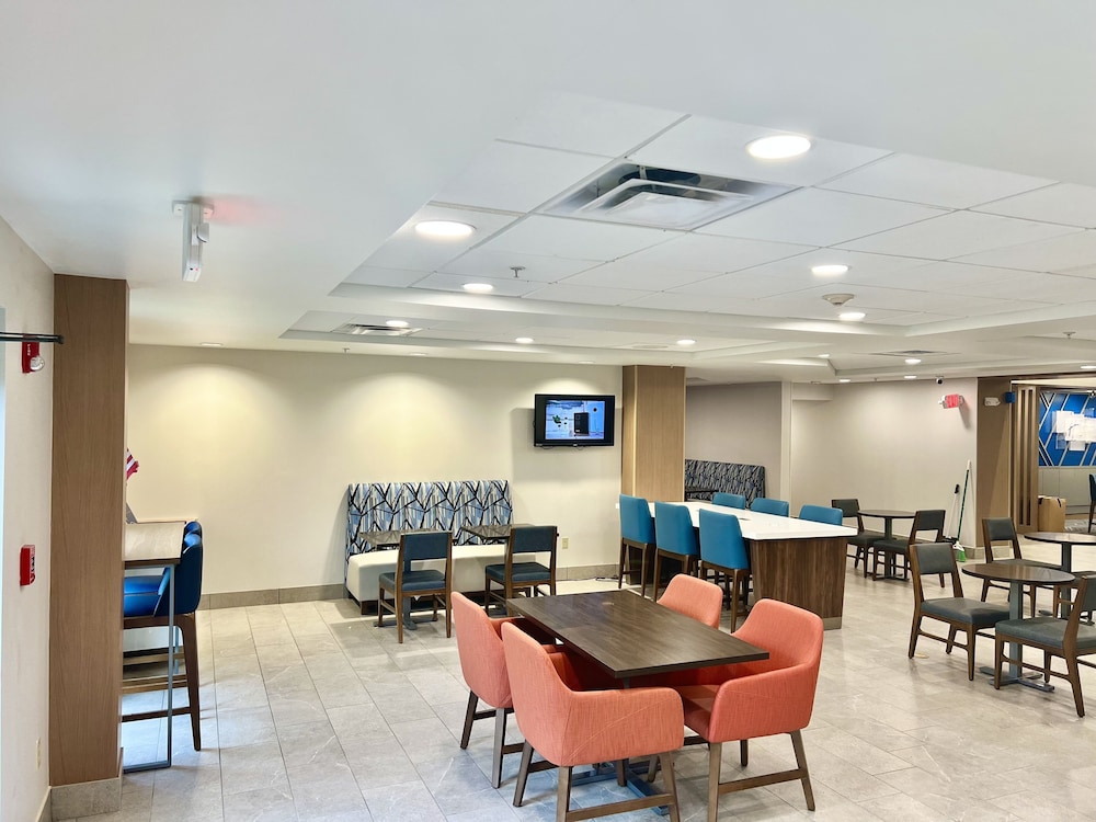 Holiday Inn Express Madison by IHG - photo 30