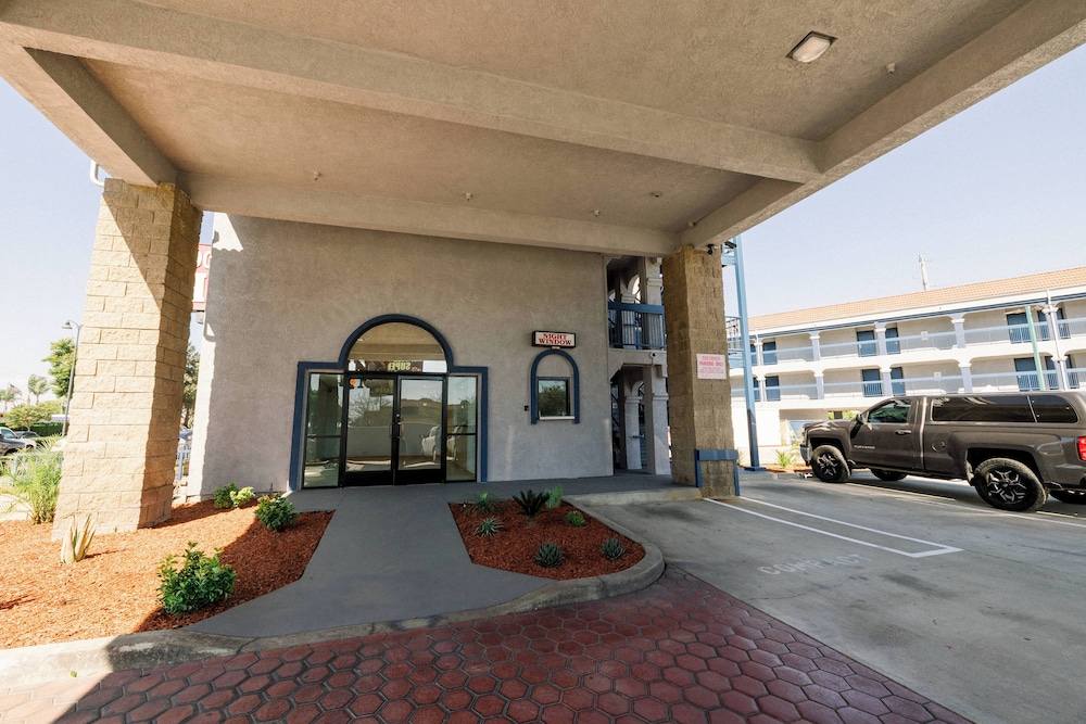 Downey Inn Luxury Suites - photo 17