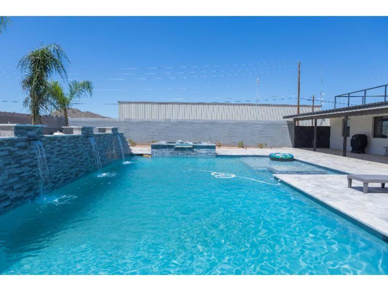 Desert getaway retreat pool spa billiards bbq — hotel in San Tan Valley
