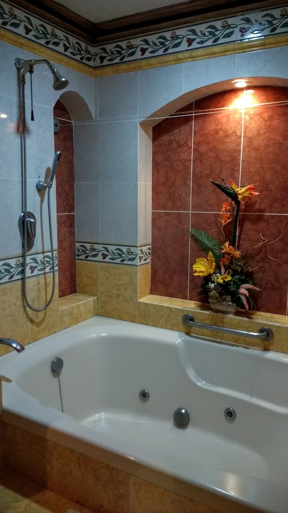Jetted tub