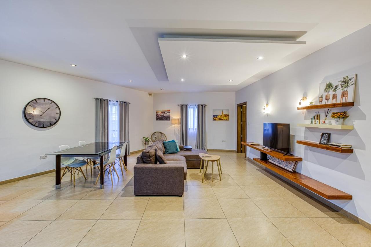 Bright stylish 2bedroom apartment in village centre — 4-Star Luxury Hotel in Kalkara, Malta