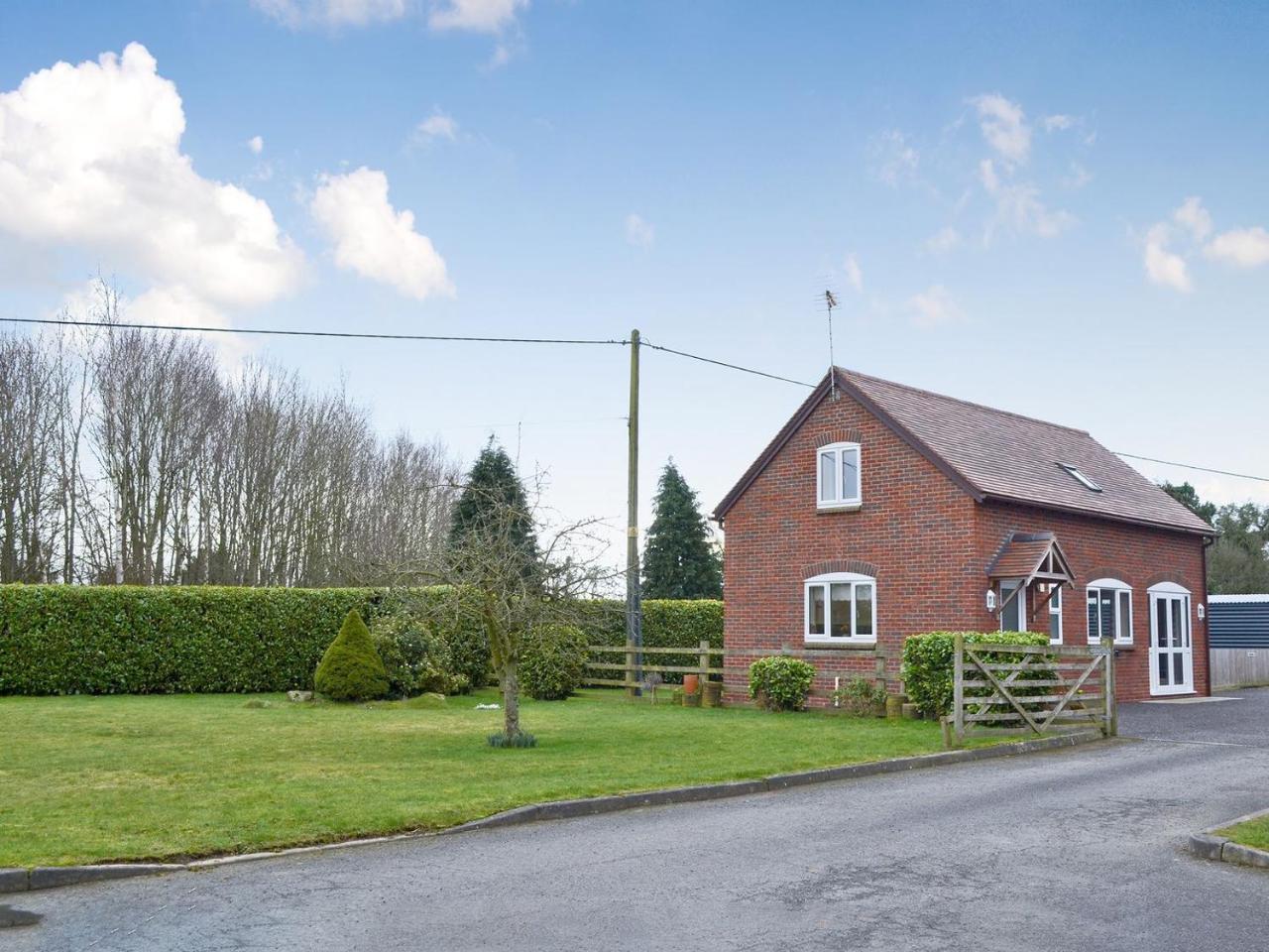 Acorn Cottage — 4-Star Luxury Hotel in Kingsland, United Kingdom