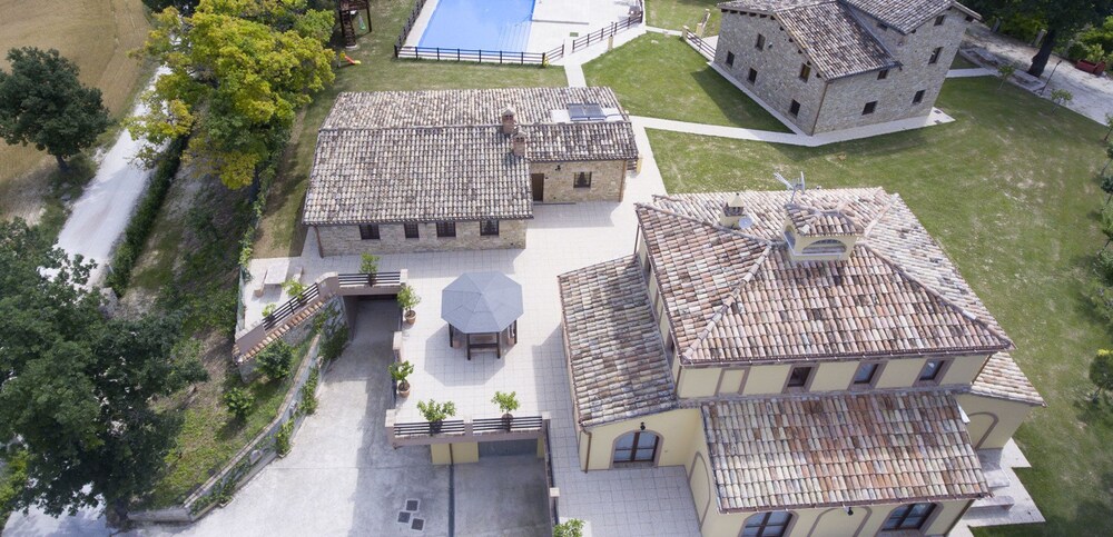 Borgo Pratole Country House — 4-Star Luxury Hotel in Cingoli, Italy