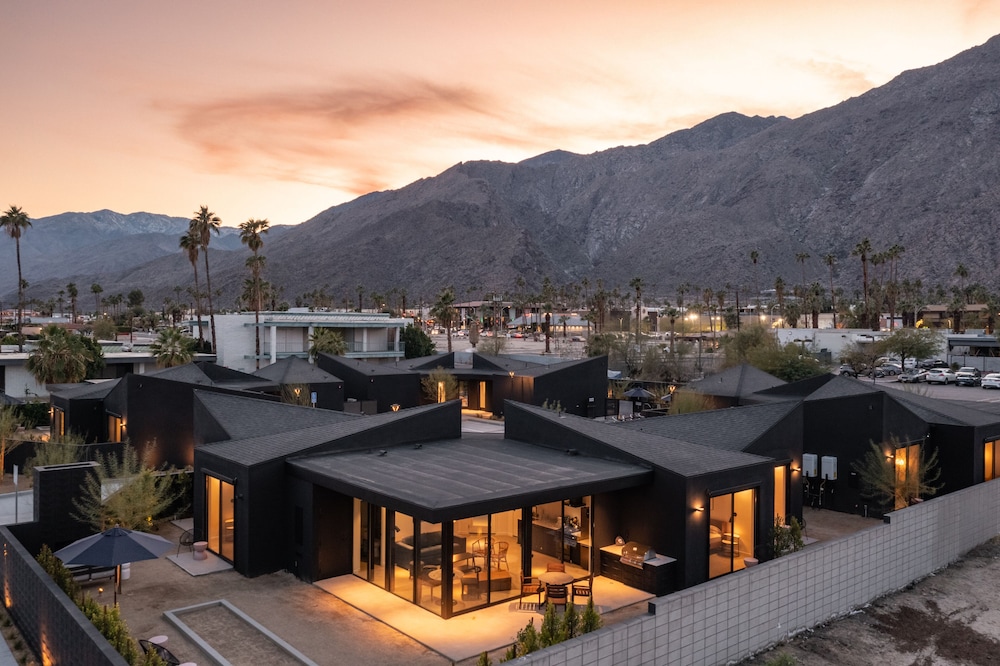 Blackhaus Suites by AvantStay Modern Comfort in Downtown Palm Springs in Palm Springs, United States