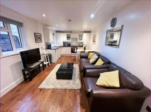 Lovely 2 Bedroom Garden Flat in London — 4-Star Luxury Hotel in London, United Kingdom