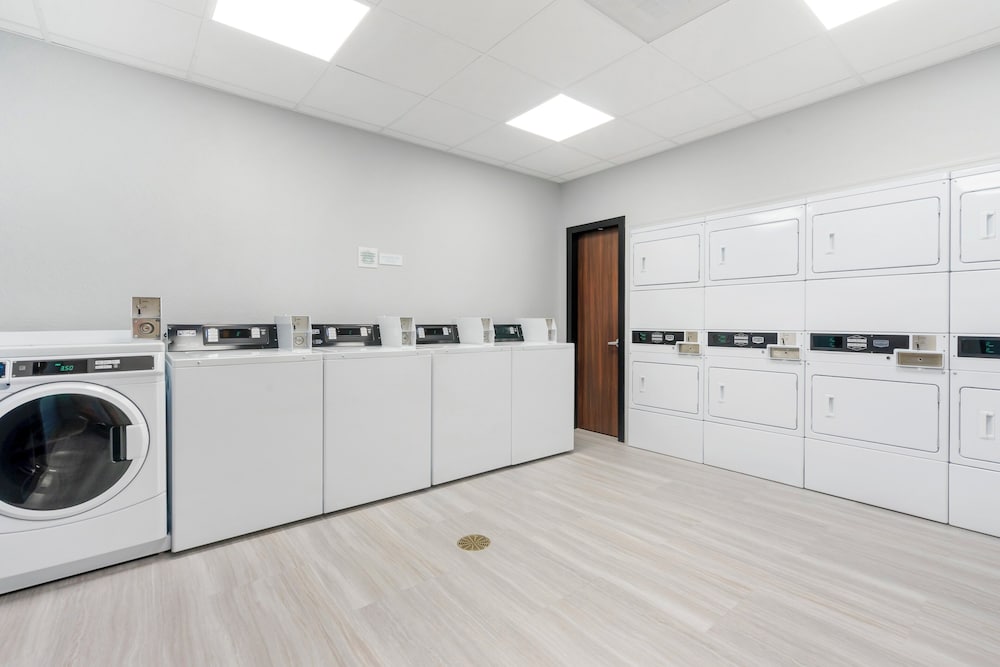 HomeTowne Studios by Red Roof Tampa Airport - photo 26