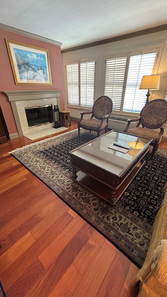 Cow Hollow Inn & Suites - photo 32