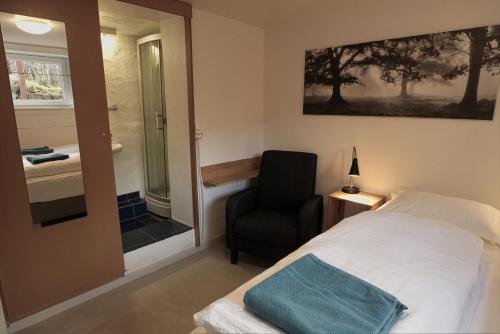 Main street X small ensuite bathroom and own kitchen