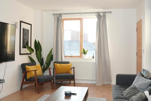 Spacious 4BR 4BA gated townhouse with balconies Central JQ — 4-Star Luxury Hotel in Birmingham, United Kingdom