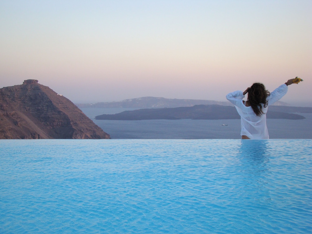 Aenaon Villas — 4-Star Luxury Hotel in Fira, Greece