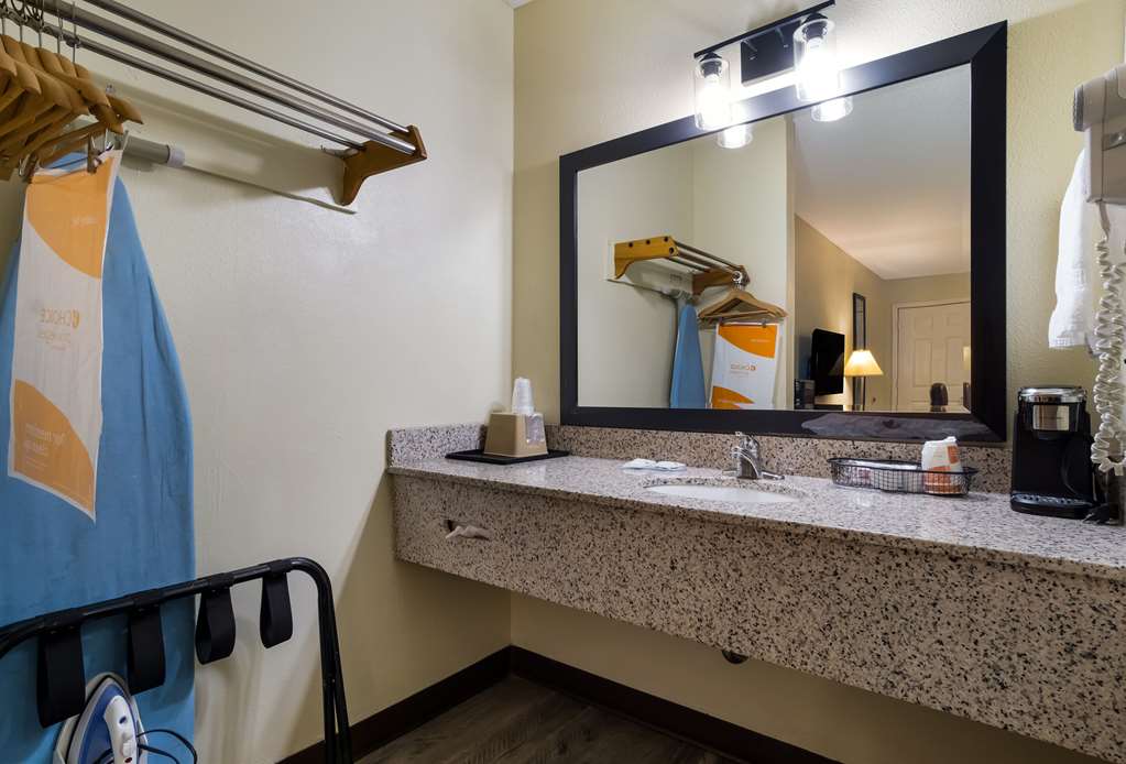 Econo Lodge Brownsville - photo 20