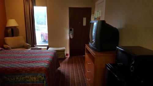Scottish Inn Knoxville - photo 16