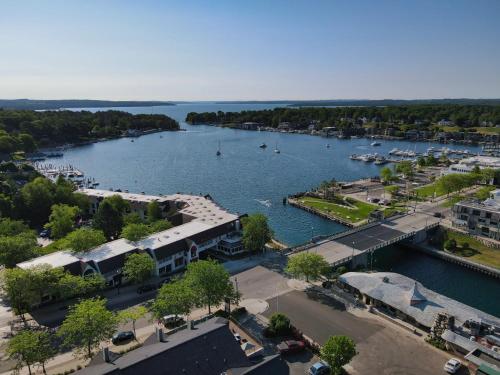 112 Edgewater Inn with Waterfront Access in Charlevoix, United States