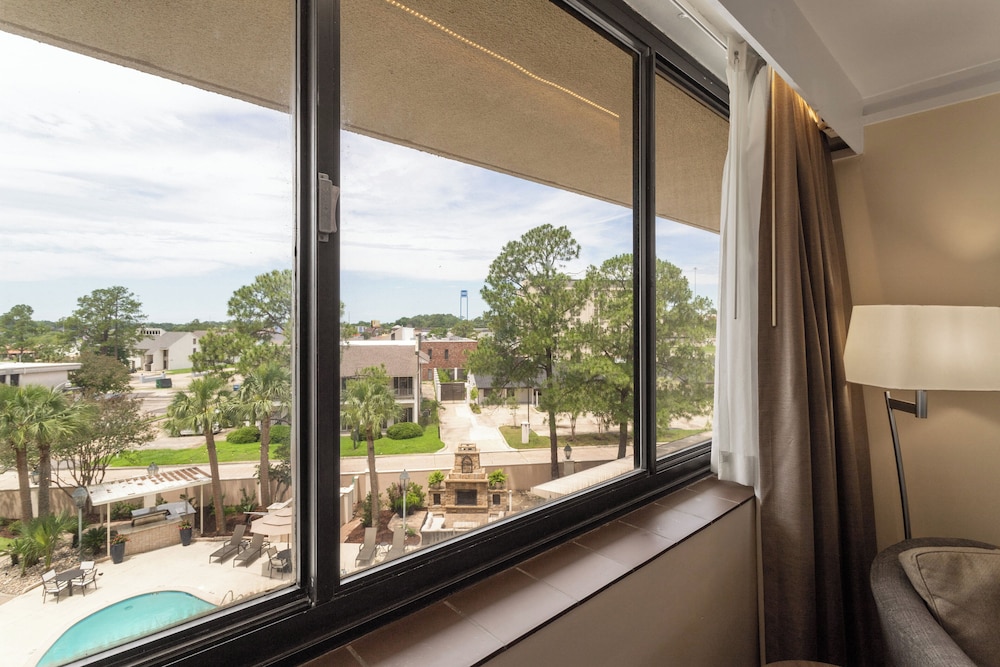 Crowne Plaza Executive Center Baton Rouge by IHG - photo 8
