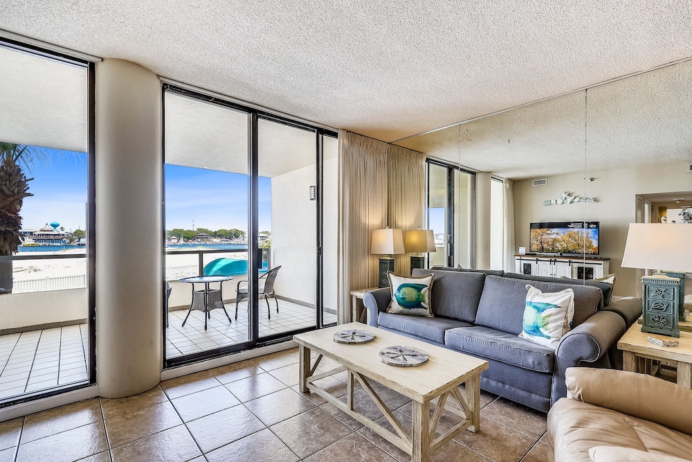 East Pass Towers 107 2 Bedroom Condo by RedAwning Destin in Destin, United States