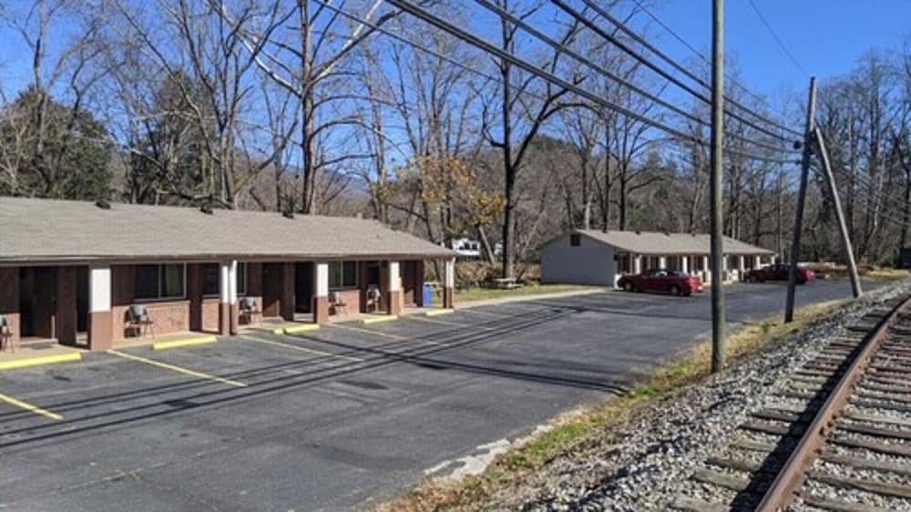Economy Inn Sylva - photo 43