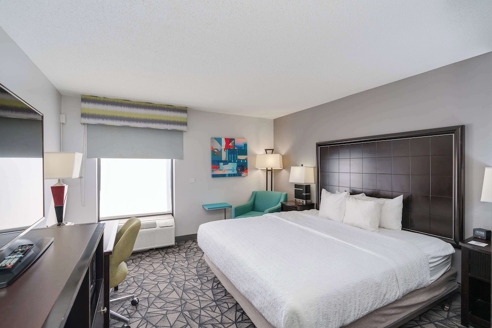Hampton Inn Bloomington West - photo 17