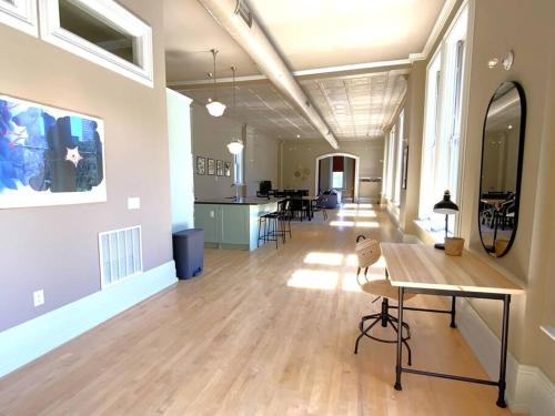 Modern Vintage Vibe Condo — 4-Star Luxury Hotel in Milwaukee, United States