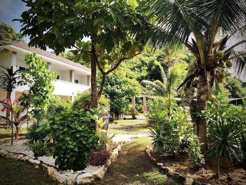 Sunset Cove Beach & Dive Resort - carbon neutral hotel in Romblon